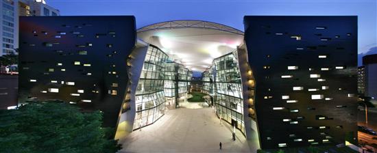 新加坡拉萨尔艺术学院的设计理念就是：深山峡谷。? 新加坡旅游局 图